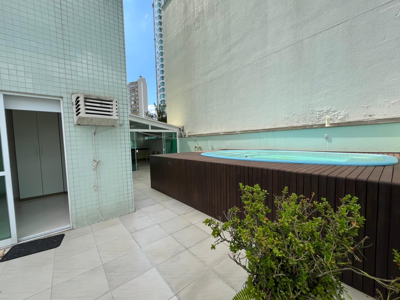 Apartamento mobiliado com terraço e piscina privativa no Edifício Calais, foto 2 de 21